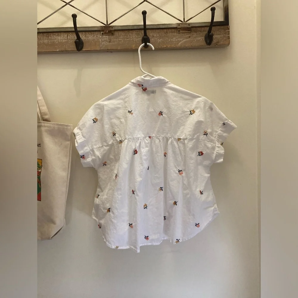 V-Neck Shirt in Cross-Stitch Floral M - Picture 10 of 11